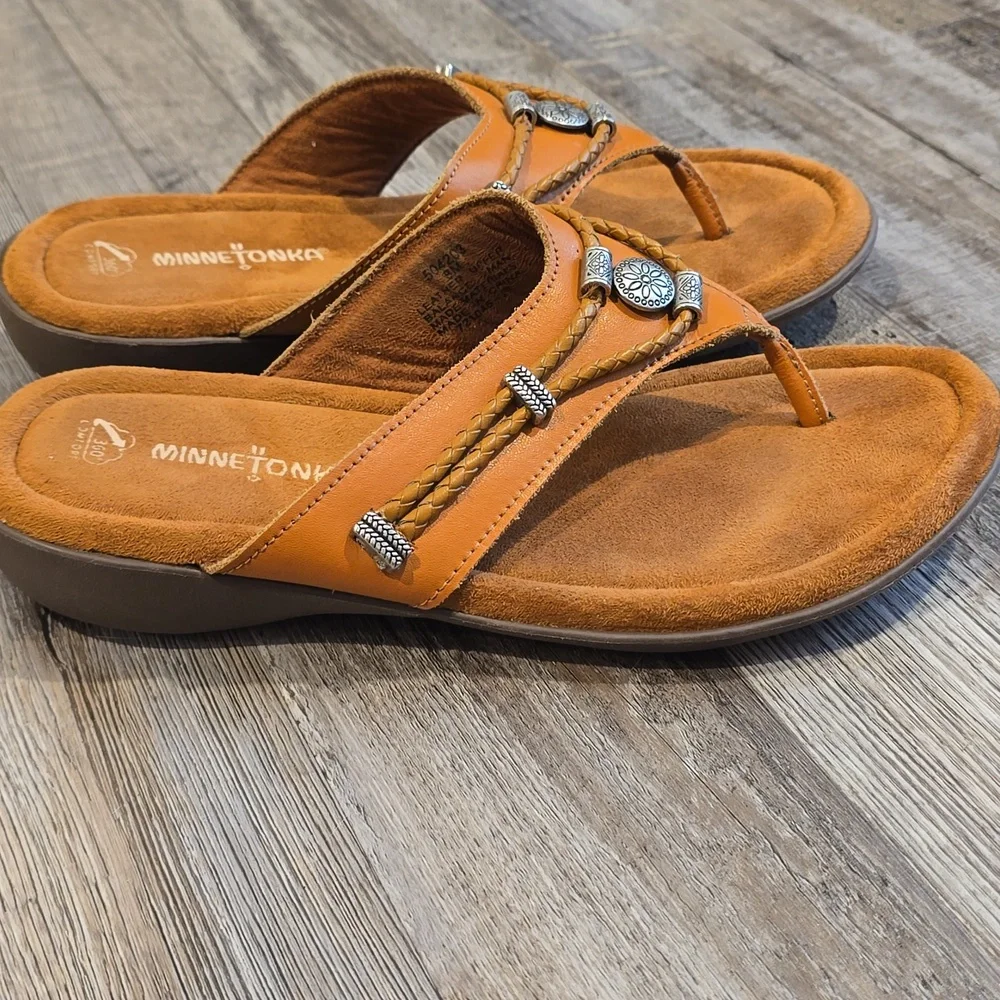 Minnetonka Women's‎ Camel and Silver Accent Leather Sandals| Size 8